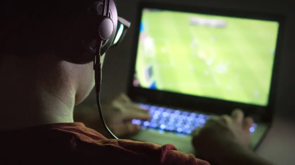 A Betano oferece a chance de os jogadores acompanharem as partidas de futebol virtual (Foto: iStock)
