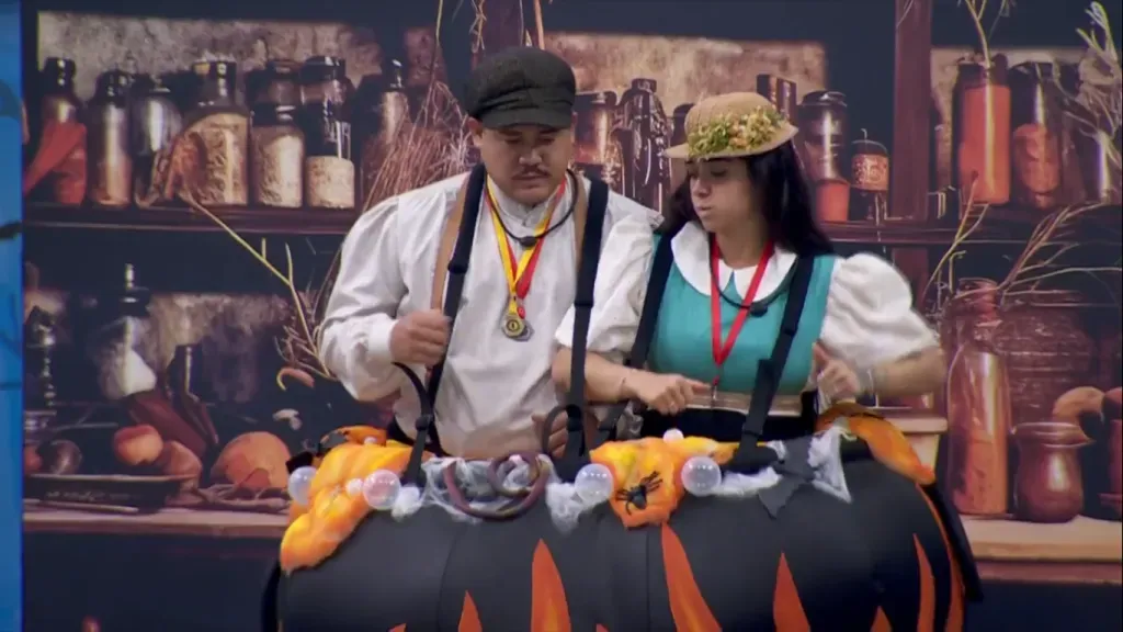 Lucas Henrique e Giovanna cumprem o último Castigo do Monstro. Reprodução/Globo