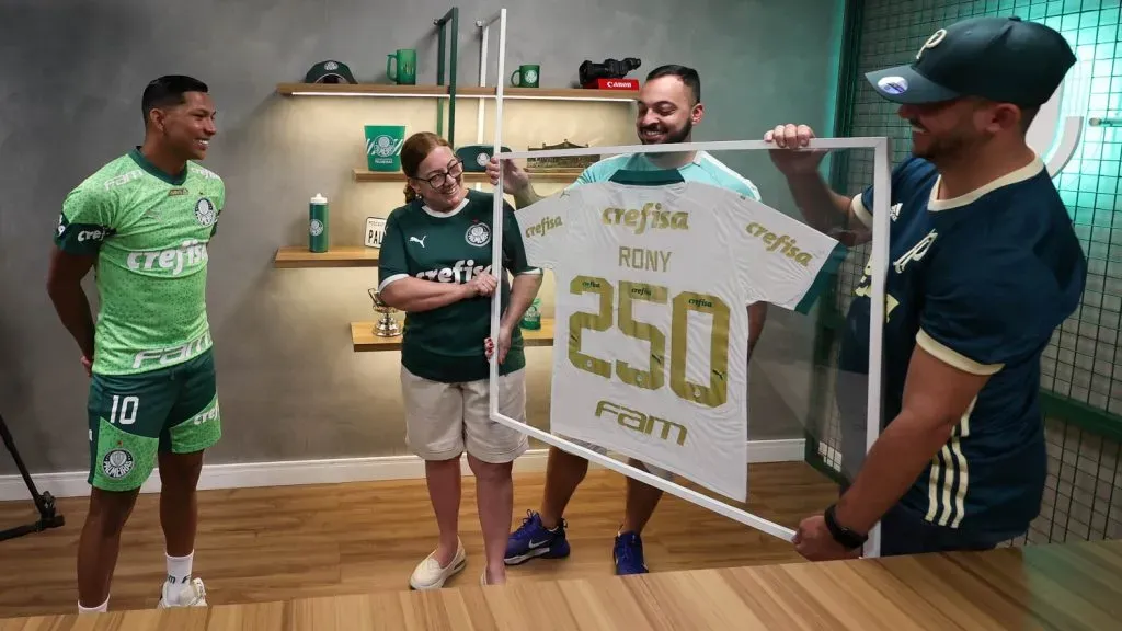 Rony recebendo homenagem do Palmeiras – Foto: Divulgação/Palmeiras