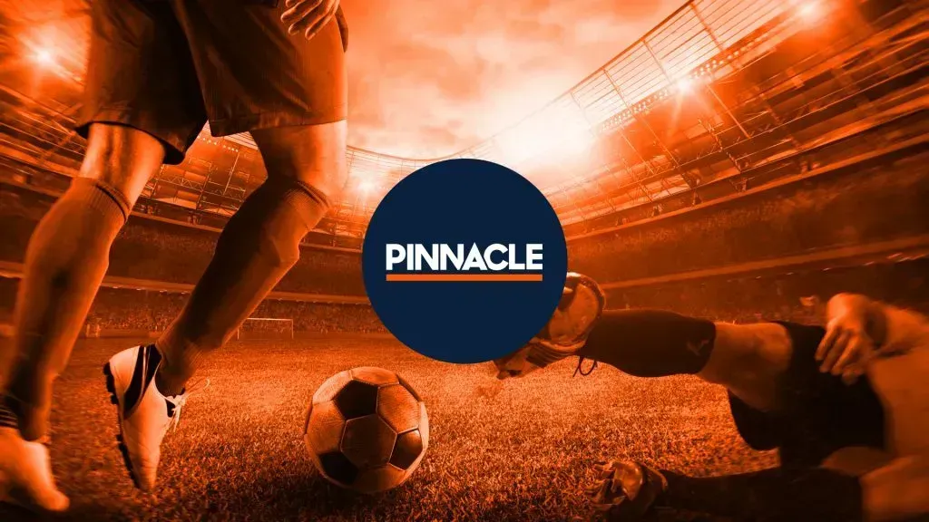 Imagem em tons laranja, com imagem das pernas de dois atletas a disputar bola de futebol, arquibancada do estádio de fundo, e logo da Pinnacle ao centro