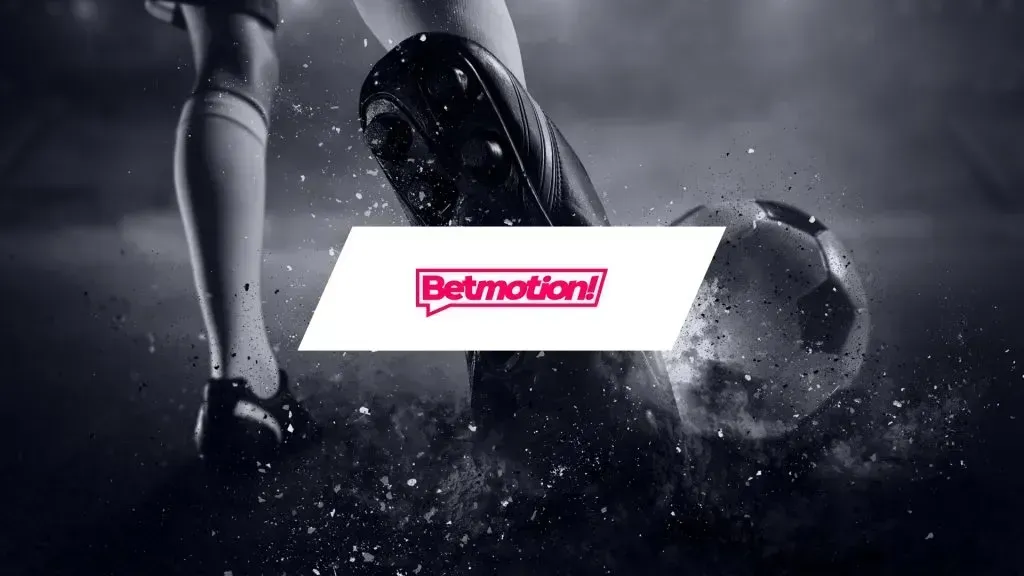 Imagem a preto e branco, com grande plano de atleta com chuteiras e bola de futebol, e logo da Betmotion! ao centro