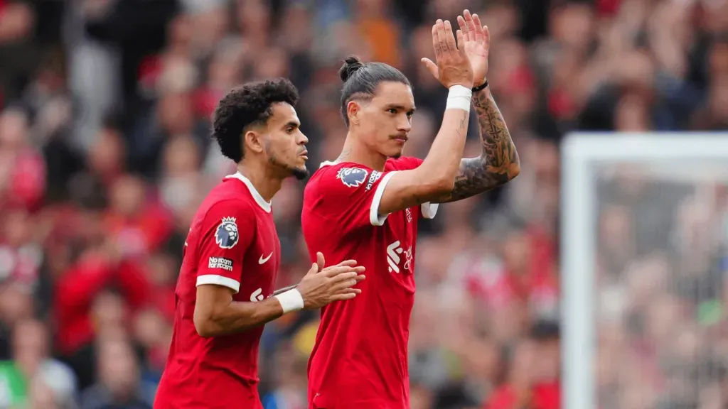 Darwin Núñez e Luis Diaz são companheiros no  Liverpool (Foto: Associated Press / Alamy Stock Photo)