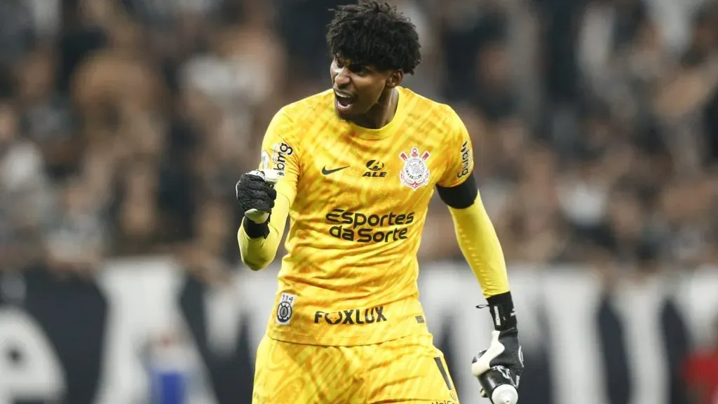 SAO PAULO, BRAZIL – SEPTEMBER 01: Hugo Souza goalkeeper of Corinthians celebrates after winning a match between Corinthians and Flamengo as part of Brasileirao Series A 2024 at Neo Quimica Arena on September 01, 2024 in Sao Paulo, Brazil. (Photo by Miguel Schincariol/Getty Images)