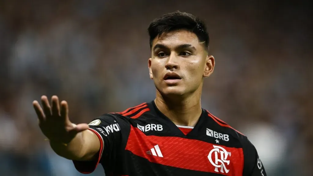 Alcaraz durante duelo válido pelo Brasileirão. Foto: Pedro H. Tesch/Getty Images