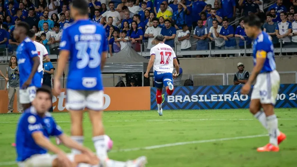 Jogadores do Cruzeiro lamentam gol de Luciano Rodríguez. Foto: Fernando Moreno/AGIF