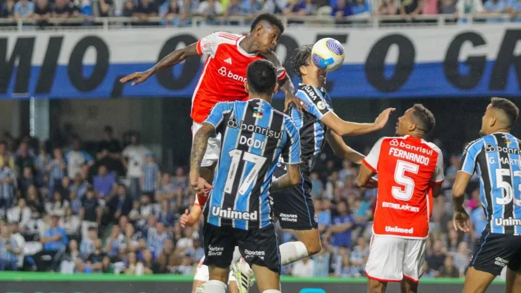 Clássico Gre-Nal em jogo. Lucas Gabriel Cardoso/AGIF.