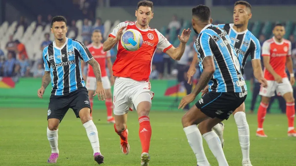 Alario jogador do Internacional durante partida contra o Grêmio no Estádio Couto Pereira pelo Campeonato Brasileiro A 2024. Foto: Lucas Gabriel Cardoso/AGIF