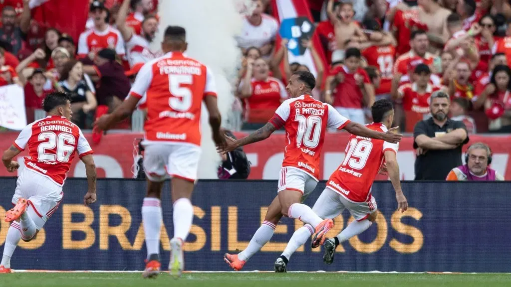 Borré jogador do Internacional comemora seu gol com jogadores do seu time durante partida contra o Grêmio no Estádio Beira-Rio pelo campeonato Brasileiro A 2024. Foto: Liamara Polli/AGIF