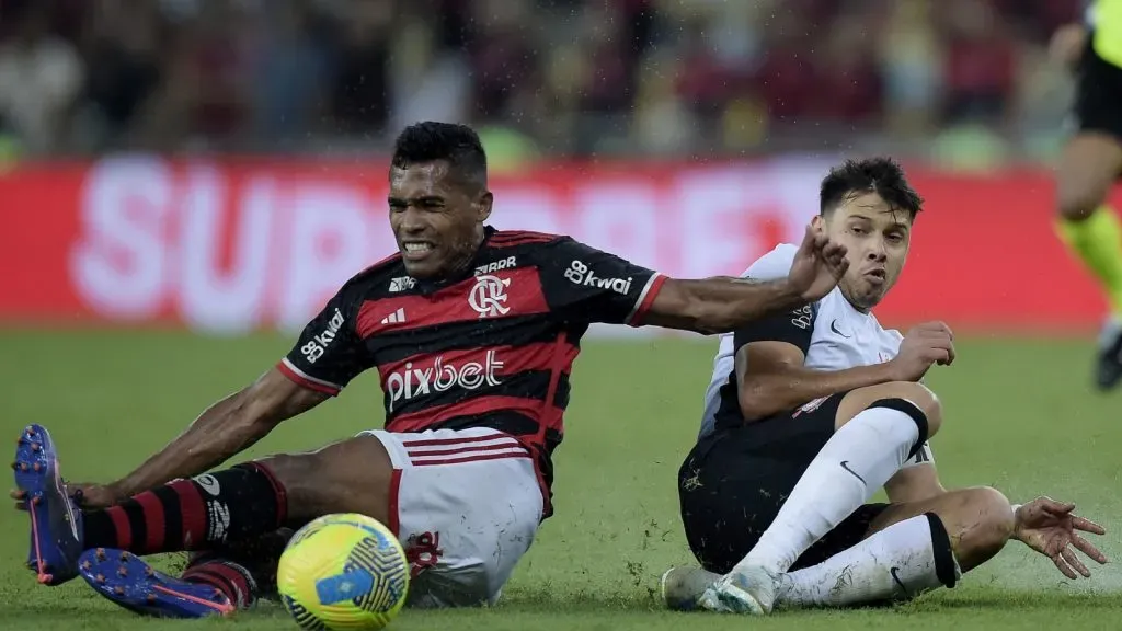 Alex Sandro e Romero em jogo entre Flamengo x Corinthians. Alexandre Loureiro/AGIF.