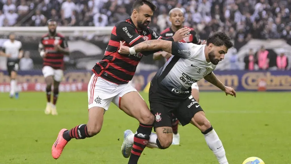 Yuri Alberto do Corinthians disputando bola com Fabrício Bruno do Flamengo. Foto: Richard Callis/Sports