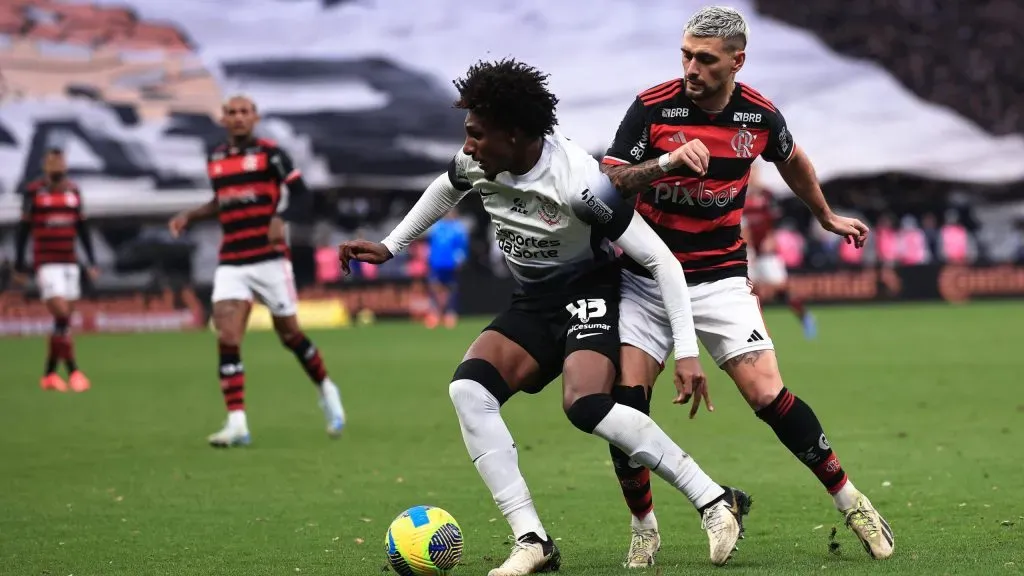 Foto: Ettore Chiereguini/AGIF –  Talles Magno jogador do Corinthians disputa lance com De Arrascaeta jogador do Flamengo durante partida no estadio Arena Corinthians pela Copa Do Brasil