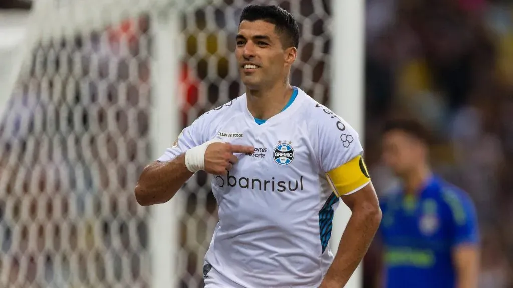 Luis Suárez comemorando gol com a camisa do Grêmio. Foto: Ruano Carneiro