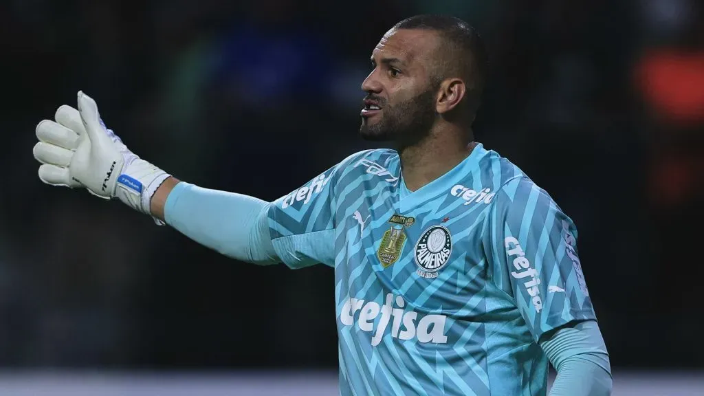 Weverton é um dos que pode fica de fora – Foto: Ettore Chiereguini/AGIF.