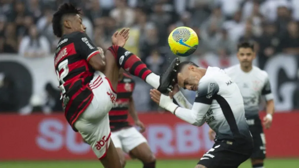 Bruno Henrique foi imprudente no lance - Foto: Anderson Romão/AGIF.