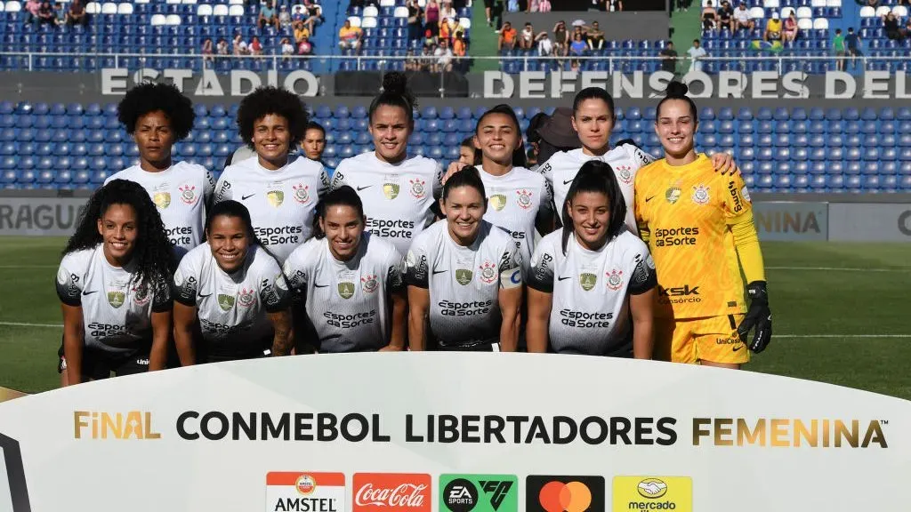 Time do Corinthians contra o Santa Fé na final da Libertadores Feminina. Foto: Christian Alvarenga/Getty Images