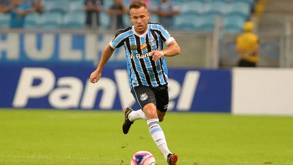 Arthur começou a se destacar pelo Grêmio – Foto: Ricardo Rímoli/AGIF.