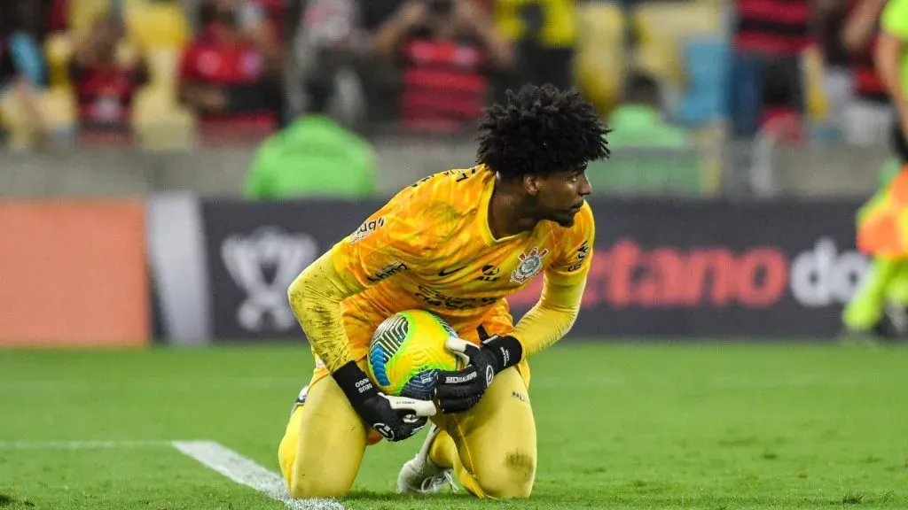 Hugo Souza jogou as 3 partidas diante do Flamengo – Photo: Celso Pupo/Fotoarena.