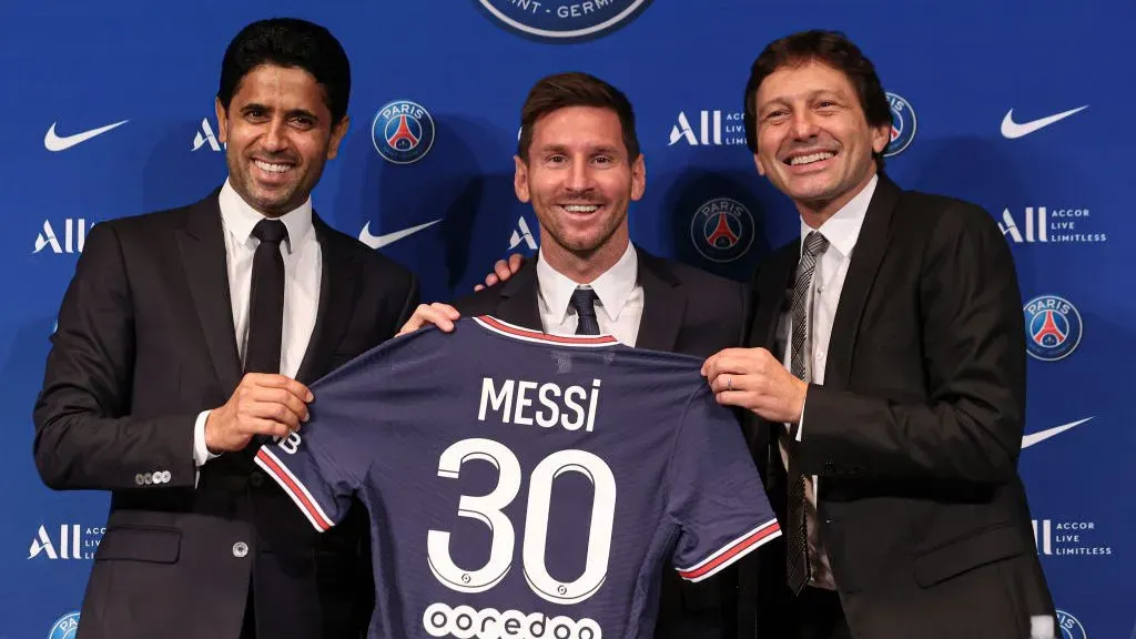 President Nasser Al Khelaifi, Messi e Leonardo. Foto: Sebastien Muylaert/Getty Images