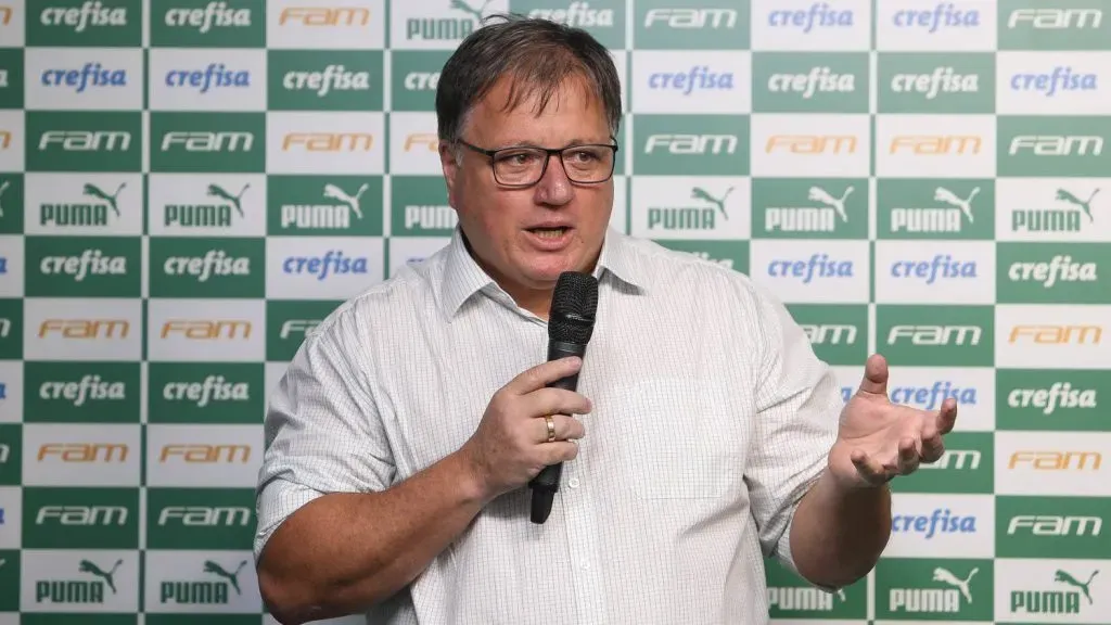 Anderson Barros fala com microfone com background do Palmeiras - Foto: IMAGO