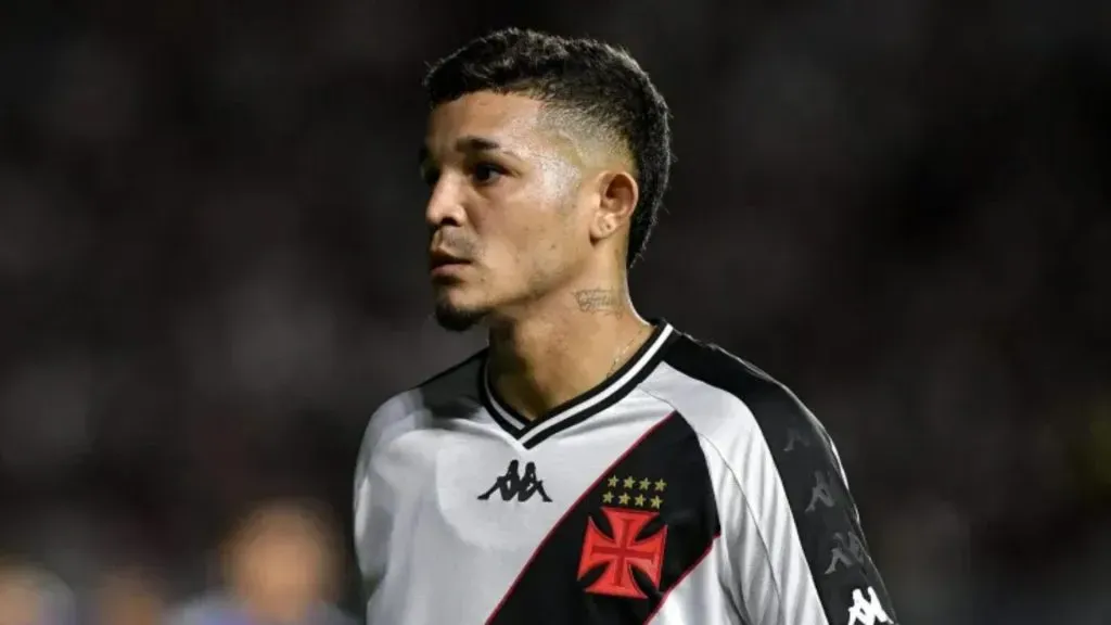 Adson não entra em campo pelo Vasco desde agosto do ano passado – Foto: Thiago Ribeiro/AGIF