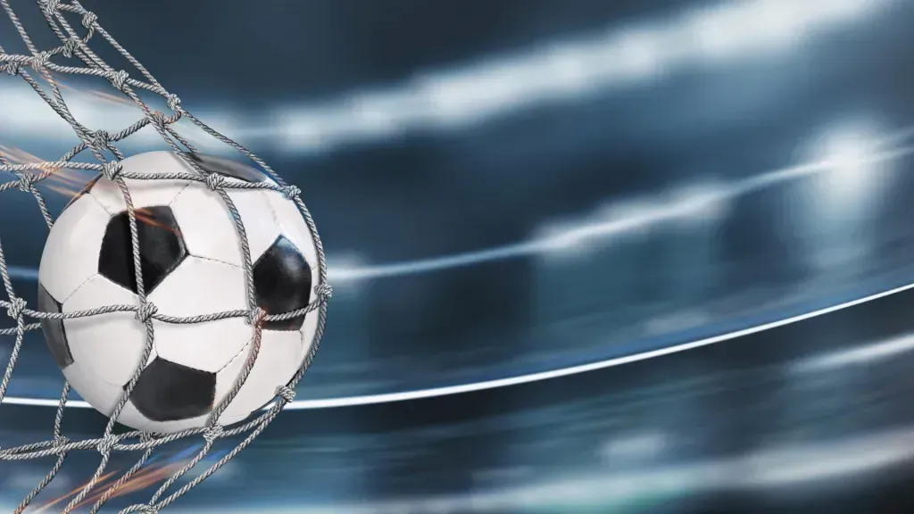 Imagem de bola de futebol contra rede de uma baliza