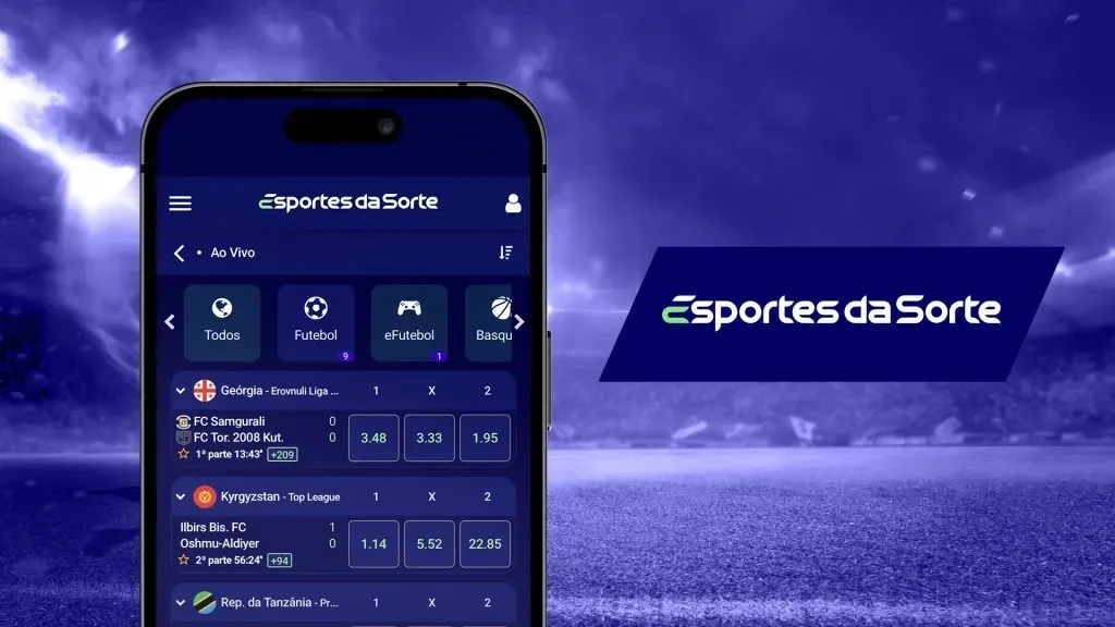 Imagem de divulgação do app da Esportes da Sorte, com smartphone, do lado esquerdo demonstrando a plataforma, com o logo da casa do laod direito, em tons de branco, azul e verde. 