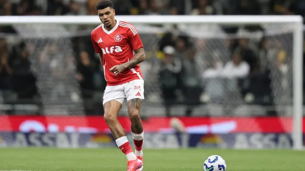 Juninho deve receber chance como titular no Internacional – Foto: Gilson Lobo/AGIF