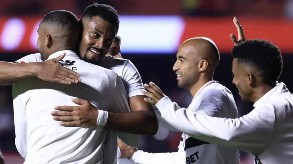 Sabino vibrando com o elenco do São Paulo – Foto: Marcello Zambrana/AGIF