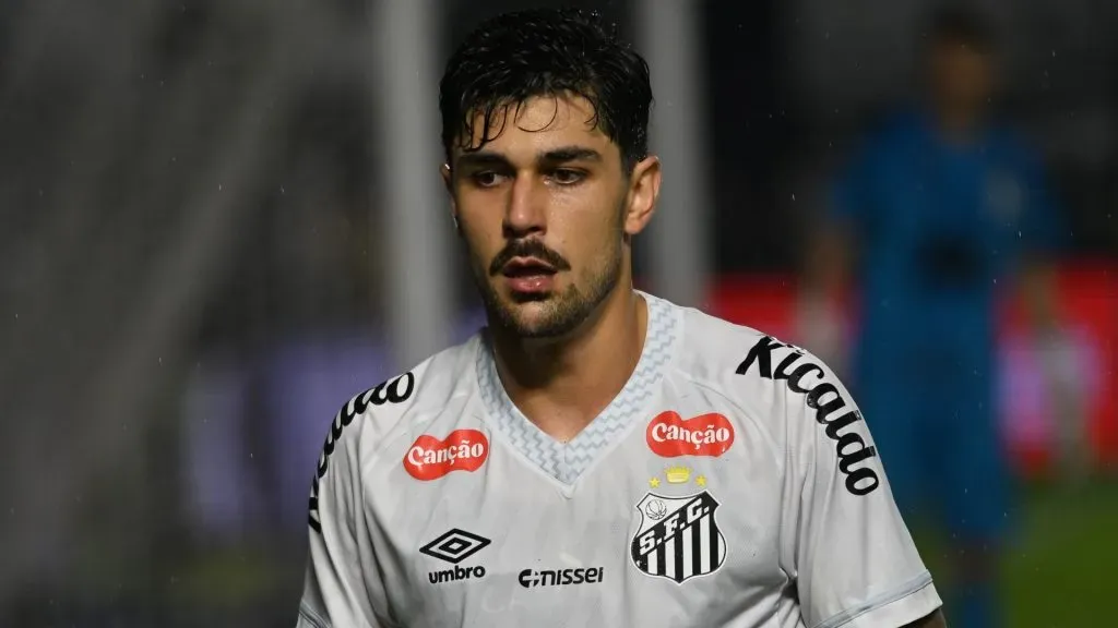João Basso irá desfalcar o Santos contra o Vasco – Foto: Jota Erre/AGIF