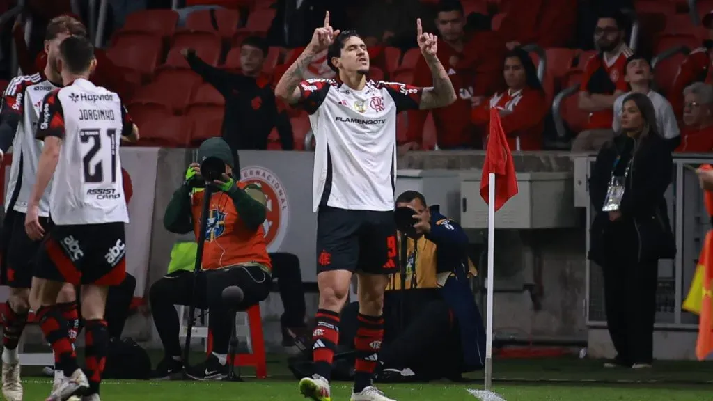 Pedro vibrando pelo Flamengo contra o Internacional – Foto: Maxi Franzoi/AGIF