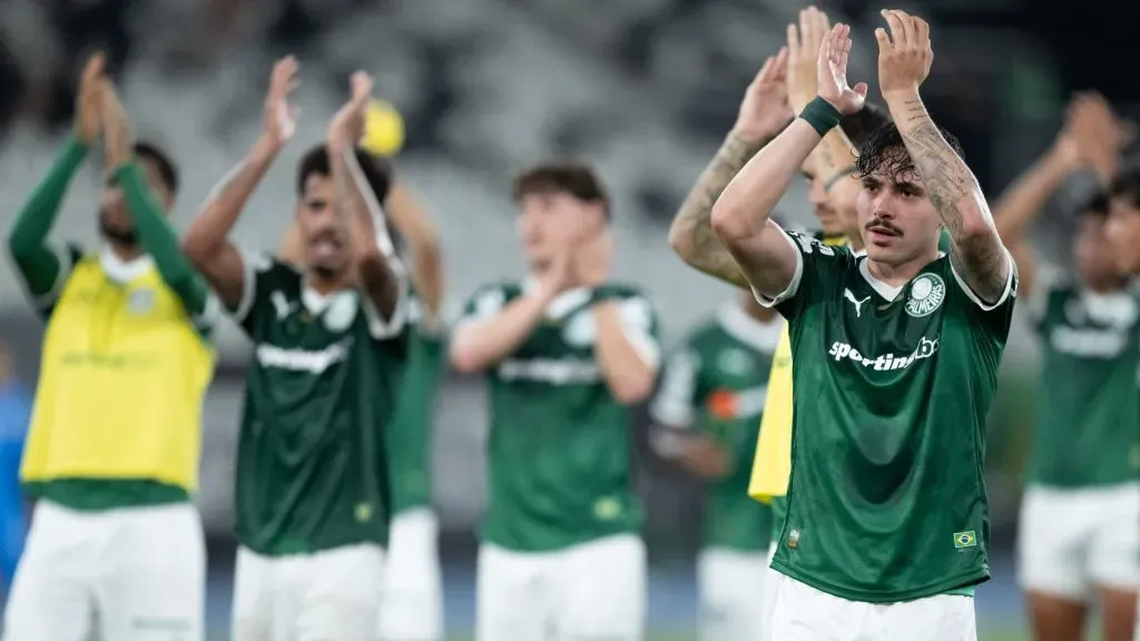 Mauricio aplaudindo os torcedores palmeirenses – Foto: Jorge Rodrigues/AGIF