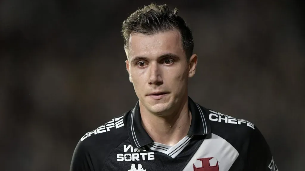 Lucas Piton deve ser desfalque no Vasco para o Clássico dos Milhões – Foto: Thiago Ribeiro/AGIF