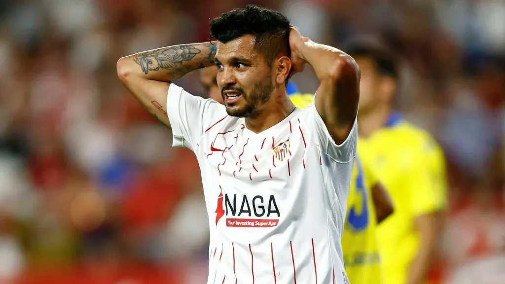 Tecatito Corona sigue con problemas físicos.