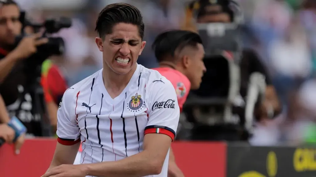 Alan Cervantes con la playera de Chivas.