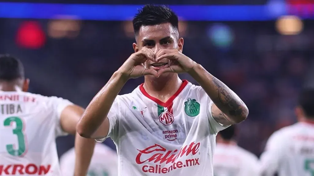 Efraín Álvarez ya enamora a la afición de Chivas.