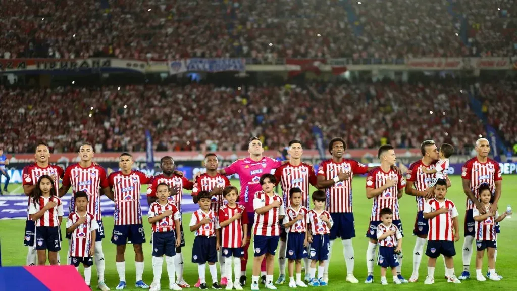Jugadores del Atlético Junior posan para una foto previo al partido por la Superliga Betplay