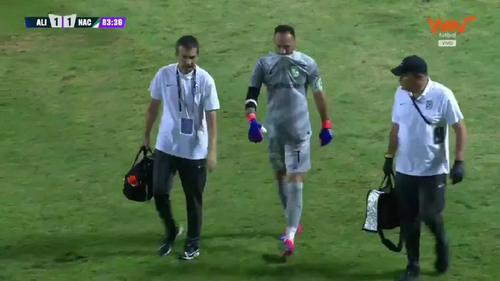 El momento en que David Ospina abandona la cancha. Foto: Pantallazo Win Sports.