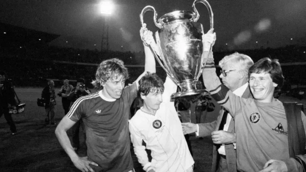 Aston Villa celebrate defeating West German league winners Bayern Munich. (Source: Getty Images)
