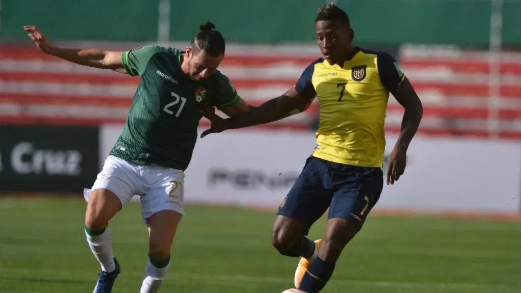 Pervis Estupiñan of Ecuador fights for the ball with Oscar Ribera of Bolivia. (Javier Mamani/Getty Images)