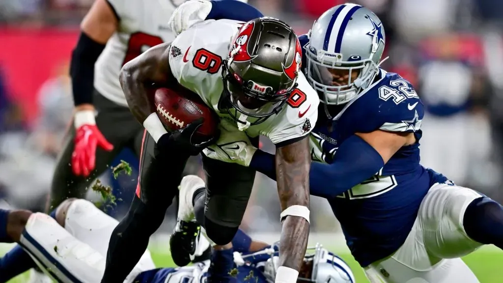 Jones carrying the ball with the Buccaneers against Cowboys