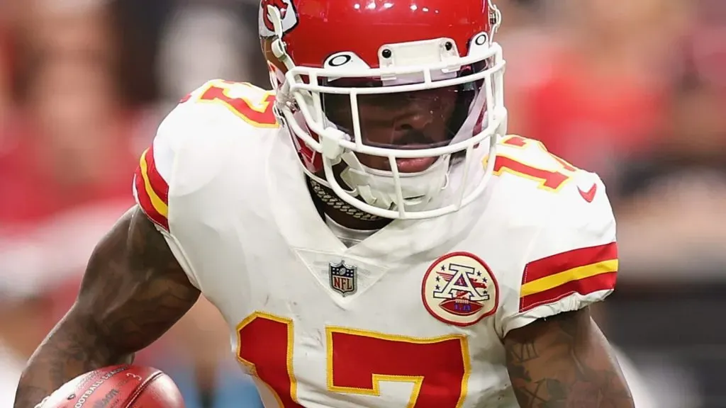 Hardman returning a kickoff with Kansas City