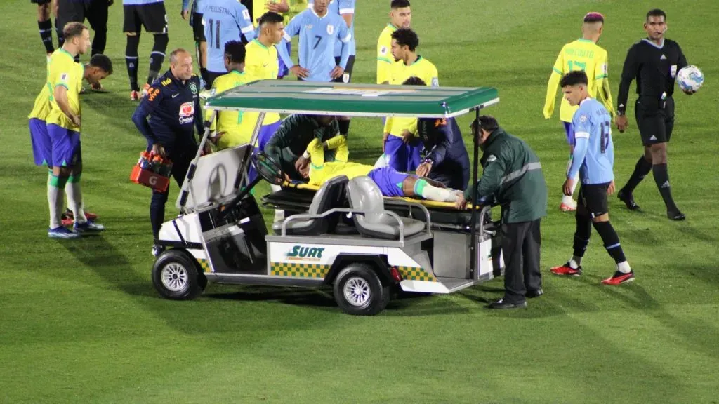 Neymar hurt in match against Uruguay. (Kelvin Loyola)