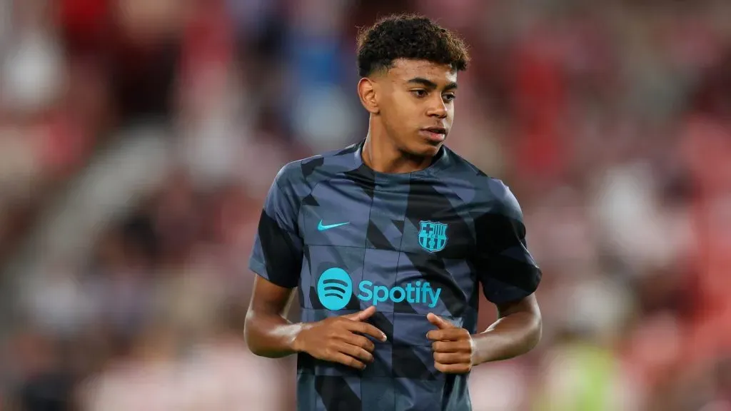 Lamine Yamal warming up for Barcelona