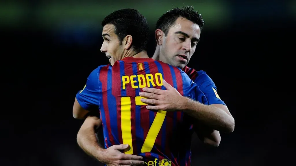 Pedro Rodriguez (l) and Xavi Hernandez playing for Barcelona.