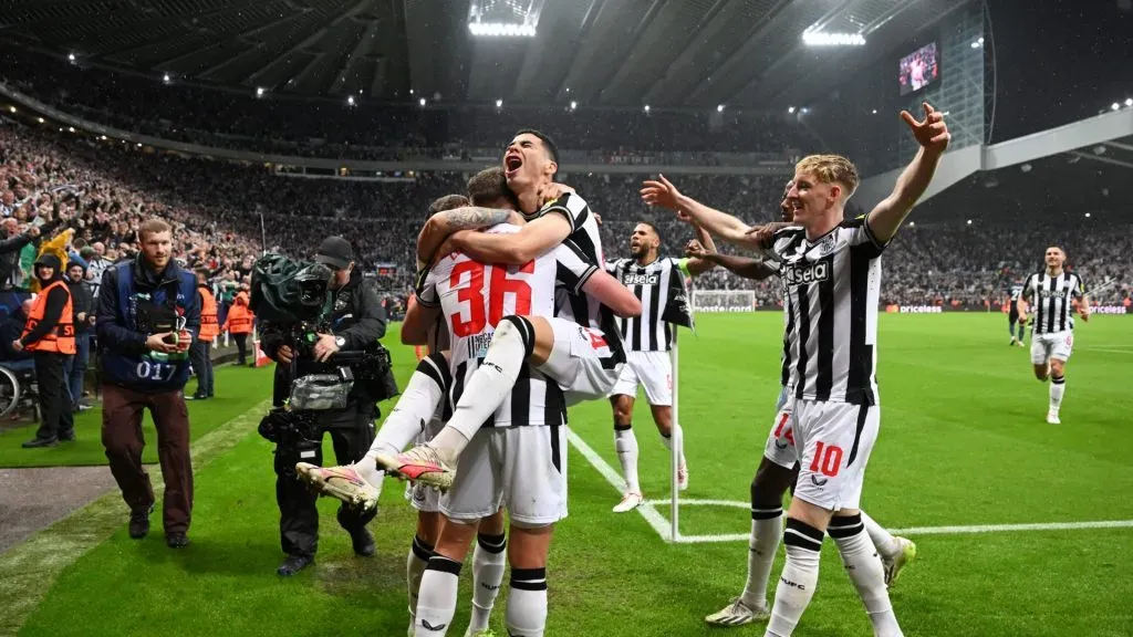 Sean Longstaff of Newcastle United celebrates with Miguel Almiron of Newcastle United after scoring the team’s third goal during the UEFA Champions League match between Newcastle United FC and Paris Saint-Germain at St. James Park on October 04, 2023 in Newcastle upon Tyne, England. (Photo by Stu Forster/Getty Images)