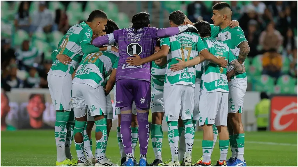 Players of Santos huddle during a match – Manuel Guadarrama/Getty Images