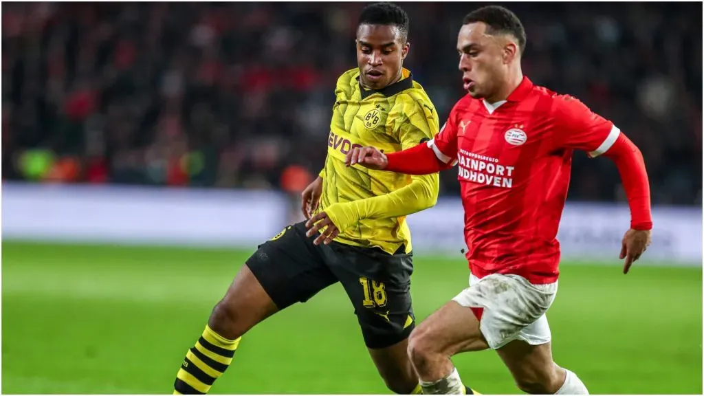 Youssoufa Moukoko (Borussia Dortmund) in a duel against Sergino Dest (PSV) – IMAGO / Eibner