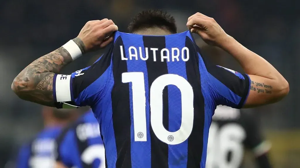 Lautaro shows off his No. 10 at Inter Milan.