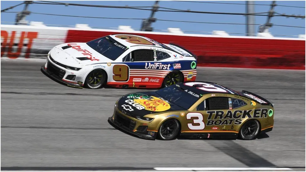 Austin Dillon and Chase Elliott race side by side – IMAGO / Icon Sportswire