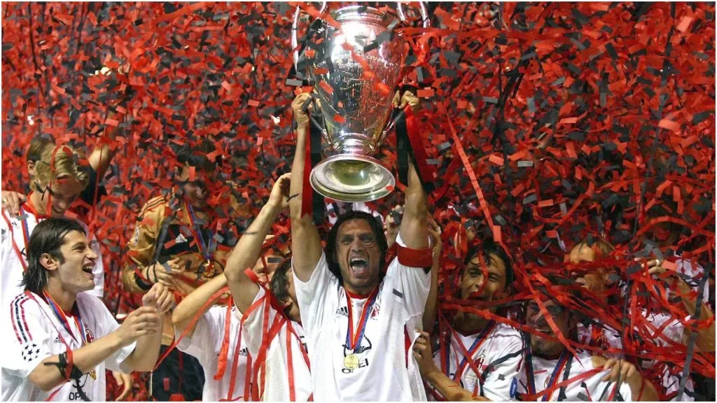 Paolo Maldini lifts the trophy up – IMAGO / AFLOSPORT